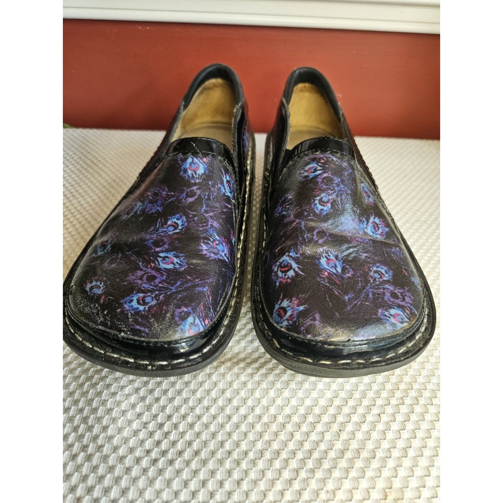 Alegria Debra Slip-On Nursing Clogs Black Peacock Feather Leather Size 7.5